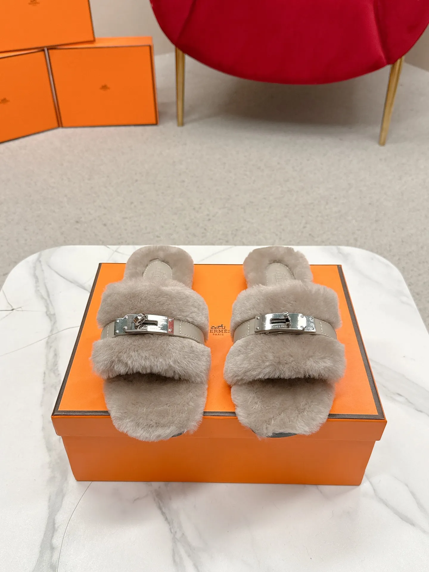 👟👟Ex-factory price 480👟👟 Hermes 🐎25/ Latest Autumn and Winter fur one-piece fur slippers KeIIy locks are embellished on the uppers with palladium plating to reflect low-key light. This year’s fabrics are made of lamb wool, which is fluffy and cute. It feels like stepping on clouds. Wear it barefoot or with socks, it is very fashionable 🎁 Paired with suit pants, it is an invisible shirt in the workplace. Echoing the knitted skirt, it has become a standard accessory for lazy afternoons. Pair it with jeans for a more casual style. ✔️Fabric: wool ✔️Inner lining: imported lamb wool ✔️Sole: original leather sole ✔️Size: #35-42 (customized at 40.41.42)